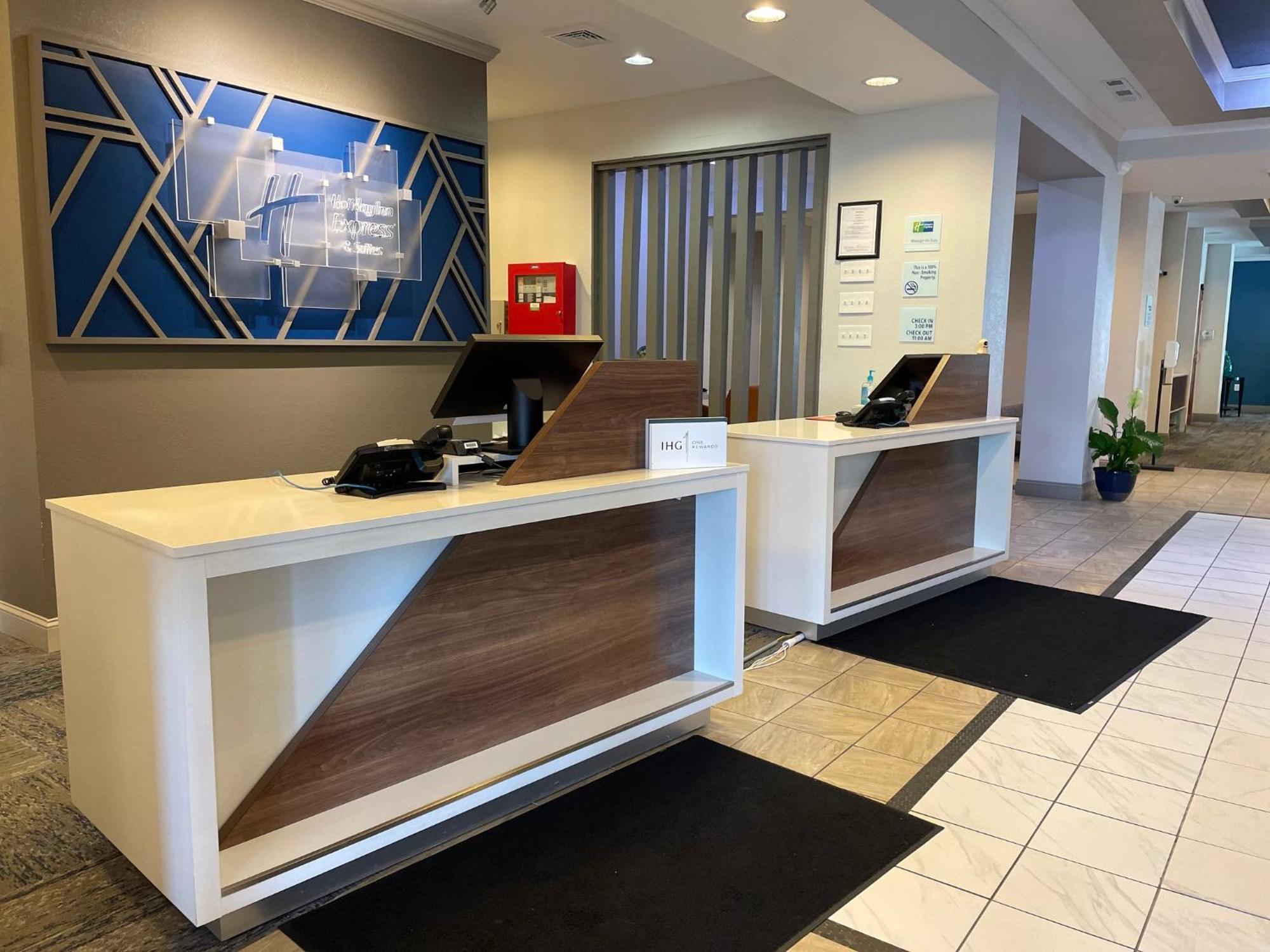 Holiday Inn Express And Suites Montgomery By Ihg Exterior foto